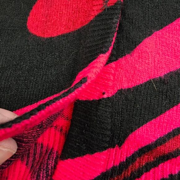 Boss Large Red and Black Cardigan STRIKING!! missing bottom button no snags - Picture 4 of 8